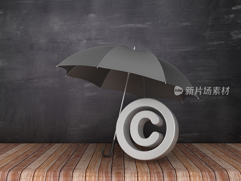带版权符号的雨伞在木地板上-黑板背景- 3D渲染